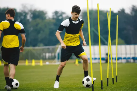 Jovens jogadores de futebol em treino